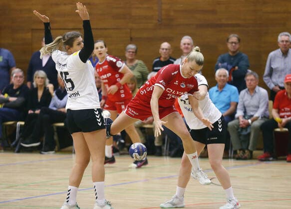 Bietigheim , Handball Bundesliga , SG BBM Bietigheim vs. FSV Mainz 05 , von links: Larissa Platen ( Mainz ) Antje Lauenroth ( BBM )