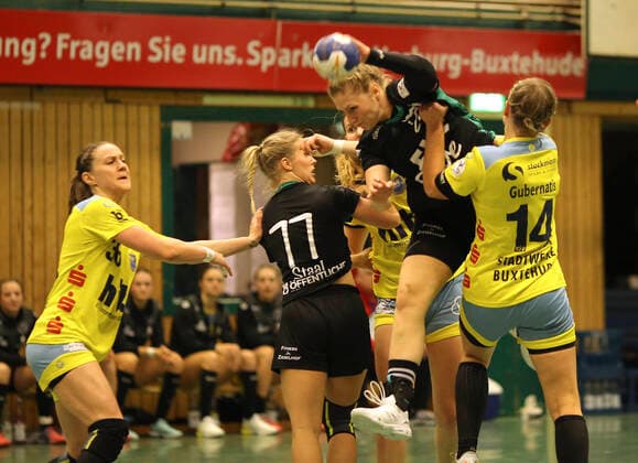 Foto : Helena Mikkelsen ( Oldenburg ) gegen Friederike Gubernatis Handball - 1. Bundesliga Damen , am Mi. 09.10.2019 BSV Buxtehude - Oldenburg
