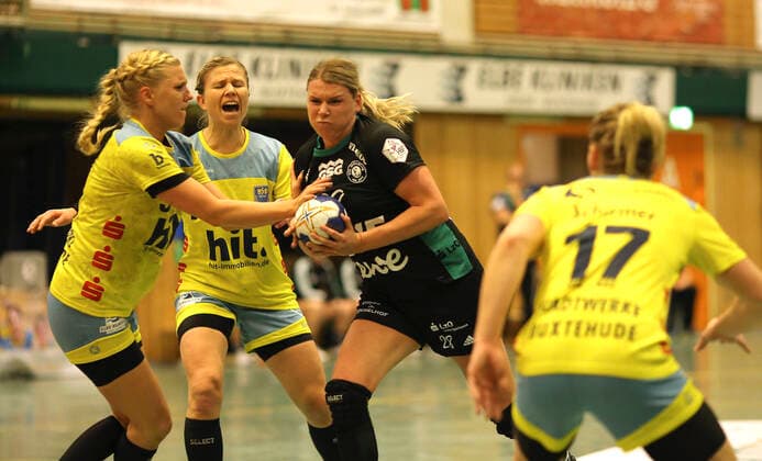 Foto : Myrthe Schoenaker ( Oldenburg ) wirft gegen Christina Haurum Handball - 1. Bundesliga Damen , am Mi. 09.10.2019 BSV Buxtehude - Oldenburg