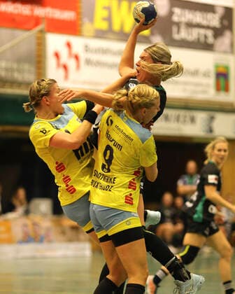 Foto : Myrthe Schoenaker ( Oldenburg ) beim Torwurf gegen Friederike Gubernatis und Christina Haurum Handball - 1. Bundesliga Damen , am Mi. 09.10.2019 BSV Buxtehude - Oldenburg