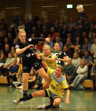 Foto : Helena Mikkelsen ( Oldenburg ) gegen Friederike Gubernatis Handball - 1. Bundesliga Damen , am Mi. 09.10.2019 BSV Buxtehude - Oldenburg