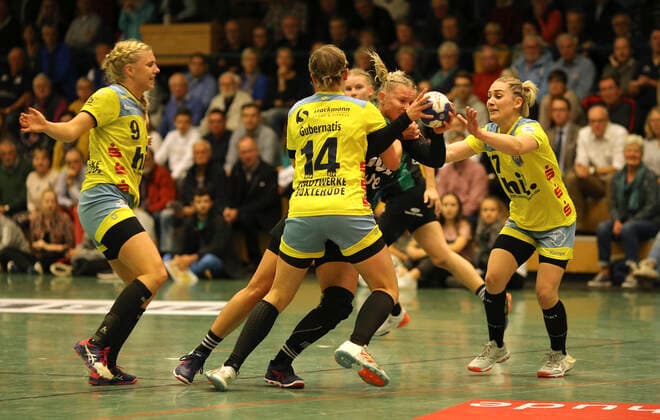 Foto : Ann - Kristin ROLLER ( Oldenburg ) wirft gegen Friederike Gubernatis Handball - 1. Bundesliga Damen , am Mi. 09.10.2019 BSV Buxtehude - Oldenburg