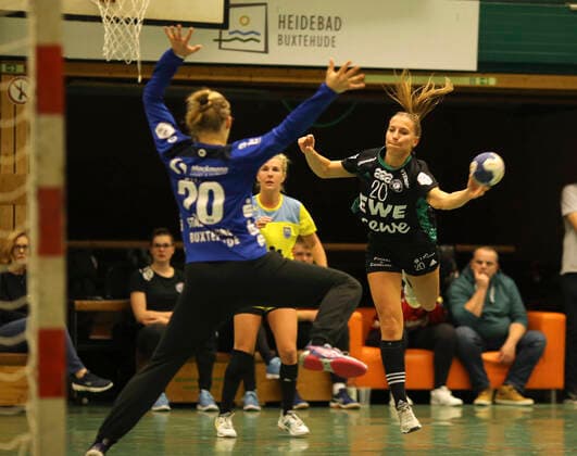 Foto : Jenny Behrend ( Oldenburg ) wirft gegen Torhüterin Katharina Filter Handball - 1. Bundesliga Damen , am Mi. 09.10.2019 BSV Buxtehude - Oldenburg