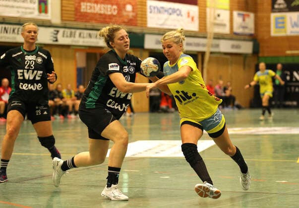 Foto : am Ball Lone Fischer , sie wirft gegen Helena Mikkelsen ( Oldenburg ) Handball - 1. Bundesliga Damen , am Mi. 09.10.2019 BSV Buxtehude - Oldenburg 31 - 24