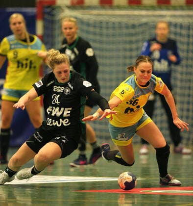 Foto : Helena Mikkelsen ( Oldenburg ) gegen Lisa Prior , gelb Handball - 1. Bundesliga Damen , am Mi. 09.10.2019 BSV Buxtehude - Oldenburg 31 - 24