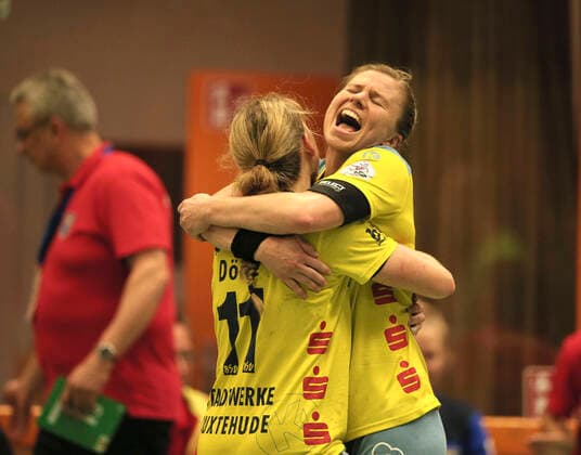 Foto : Siegesjubel bei den Spielern ... Friederike Gubernatis Buxtehude , und links Isabelle Dölle Handball - 1. Bundesliga Damen , am Mi. 09.10.2019 BSV Buxtehude - Oldenburg 31 - 24