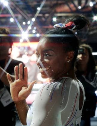 Sport Bilder des Tages Stuttgart , Turnen Weltmeisterschaft 2019 ; Finale Mehrkampf Frauen, Siegerin Simone Biles (USA) im Scheinwerferlicht *** Stuttgart , Gymnastics World Championship 2019 finals all-around women, winner Simone Biles USA in the spotlight