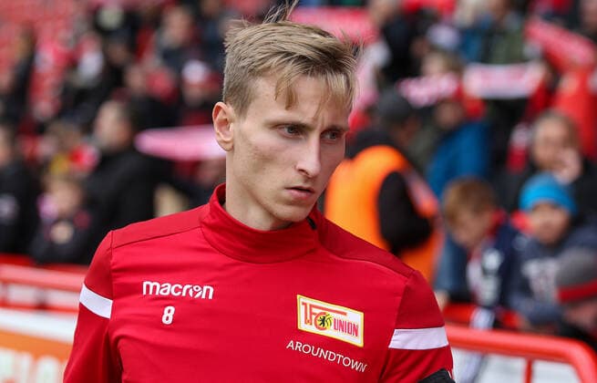 Joshua Mees von Union Berlin betritt das Spielfeld. Testspiel von Union Berlin gegen Dynamo Dresden im Stadion an der Alten Försterei am 10.10.2019, DFL regulations and DFB regulations prohibit any use of photographs as image sequences and or quasi-video, Foto: Andreas Gora Fußball - Testspiel - Union Berlin - Dynamo Dresden *** Joshua Mees from Union Berlin enters the playing field of the test match between Union Berlin and Dynamo Dresden in the stadium of the Alte Försterei on 10 10 2019, DFL regulations and DFB regulations prohibit any use of photographs as image sequences and or quasi video, Photo Andreas Gora Football test game Union Berlin Dynamo Dresden