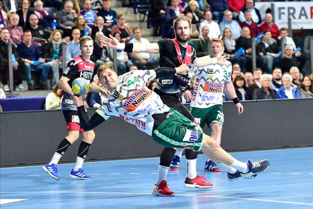 10.10.2019 - Handball - 1. Bundesliga DKB HBL - Saison 2019 2020 - 08. Spieltag: HC Erlangen Metropolregion Nürnberg HCE - FA Göppingen - OGo - Kresimir Kozina (44, Frisch Auf Göppingen ) Nico Büdel (20, HC Erlangen )