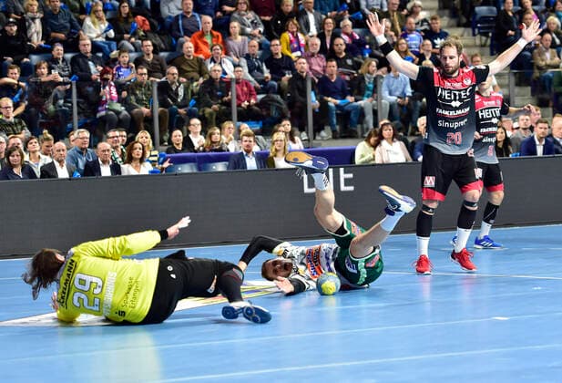 10.10.2019 - Handball - 1. Bundesliga DKB HBL - Saison 2019 2020 - 08. Spieltag: HC Erlangen Metropolregion Nürnberg HCE - FA Göppingen - OGo - Nikolas Katsigiannis (29, HC Erlangen HCE ) Kresimir Kozina (44, Frisch Auf Göppingen ) Nico Büdel (20, HC Erlangen )