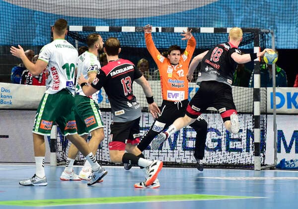 10.10.2019 - Handball - 1. Bundesliga DKB HBL - Saison 2019 2020 - 08. Spieltag: HC Erlangen Metropolregion Nürnberg HCE - FA Göppingen - OGo - Daniel Rebmann (12, Frisch Auf Göppingen ) Sebastian Firnhaber (18, HC Erlangen HCE )