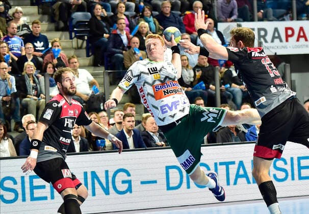 10.10.2019 - Handball - 1. Bundesliga DKB HBL - Saison 2019 2020 - 08. Spieltag: HC Erlangen Metropolregion Nürnberg HCE - FA Göppingen - OGo - Nico Büdel (20, HC Erlangen ) Nicolai Theilinger (3, Frisch Auf Göppingen ) Michael Haaß Haass (13, HC Erlangen HCE )
