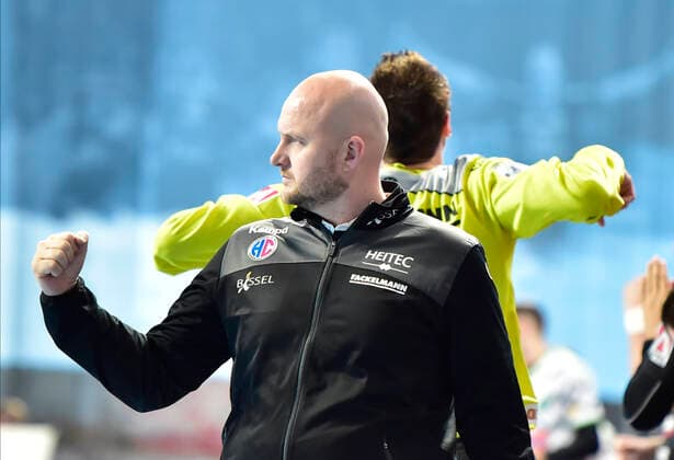 10.10.2019 - Handball - 1. Bundesliga DKB HBL - Saison 2019 2020 - 08. Spieltag: HC Erlangen Metropolregion Nürnberg HCE - FA Göppingen - OGo - Adalsteinn Eyjolfsson (Trainer HC Erlangen HCE ) ballt Faust Fäuste