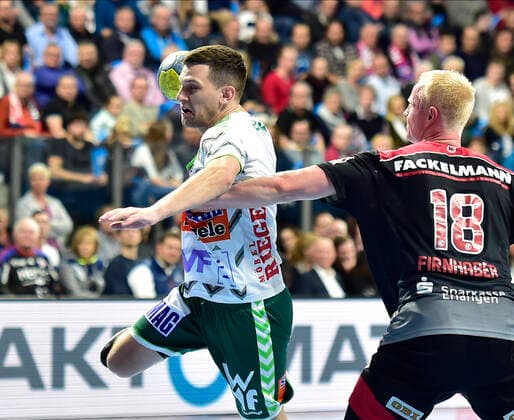 10.10.2019 - Handball - 1. Bundesliga DKB HBL - Saison 2019 2020 - 08. Spieltag: HC Erlangen Metropolregion Nürnberg HCE - FA Göppingen - OGo - Josip Peric (18, Frisch Auf Göppingen ) Sebastian Firnhaber (18, HC Erlangen HCE )