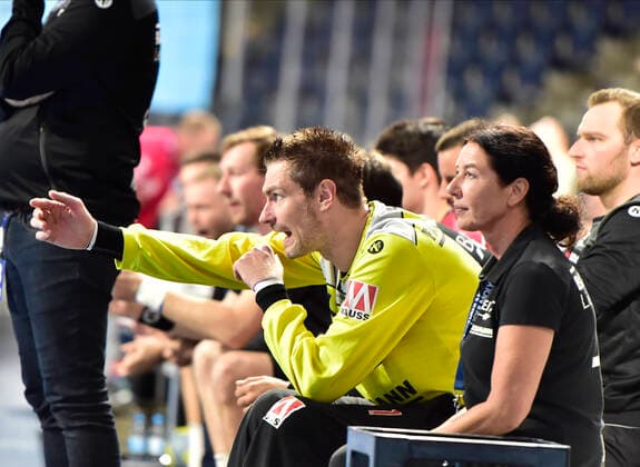 10.10.2019 - Handball - 1. Bundesliga DKB HBL - Saison 2019 2020 - 08. Spieltag: HC Erlangen Metropolregion Nürnberg HCE - FA Göppingen - OGo - Carsten Lichtlein (1, HC Erlangen HCE ) Ulrike Rienecker (Physiotherapeutin HC Erlangen HCE )