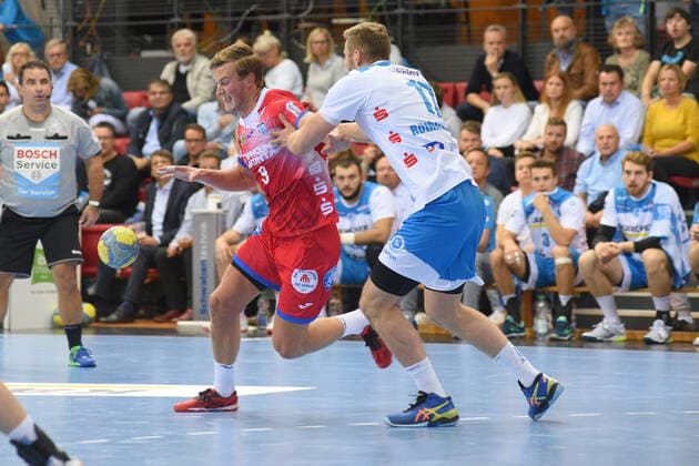 Jonathan Carlsbogard (TVB Lemgo-Lippe 9) gegen Samuel Roethlisberger (TVB 1898 Stuttgart 17) Handball, Maenner, DKB , LIQUI MOLY Handball Bundesliga, 10.10.2019, Foto:TBaur Eibner TVB 1898 Stuttgart vs. TBV Lemgo-Lippe Stuttgart Copyright: xEIBNER TobiasxBaurx EP_TBR