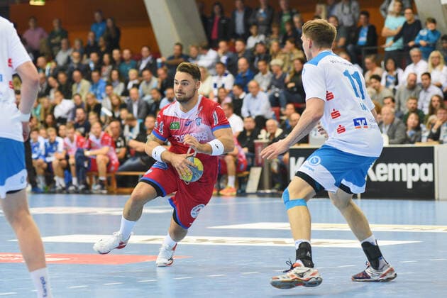 Dani Baijens (TVB Lemgo-Lippe 77) gegen Adam Loenn (TVB 1898 Stuttgart 11) Handball, Maenner, DKB , LIQUI MOLY Handball Bundesliga, 10.10.2019, Foto:TBaur Eibner TVB 1898 Stuttgart vs. TBV Lemgo-Lippe Stuttgart Copyright: xEIBNER TobiasxBaurx EP_TBR