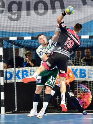 10.10.2019 - Handball - 1. Bundesliga DKB HBL - Saison 2019 2020 - 08. Spieltag: HC Erlangen Metropolregion Nürnberg HCE - FA Göppingen - OGo - Tim Kneule (4, Frisch Auf Göppingen ) Sime Ivic (19, HC Erlangen HCE )