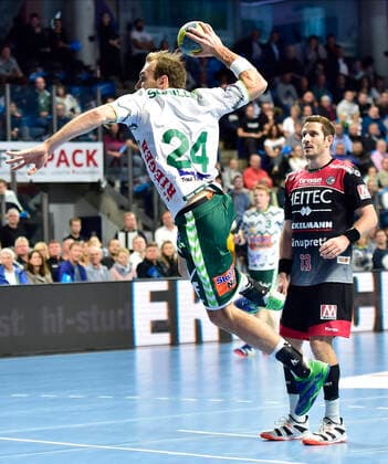 10.10.2019 - Handball - 1. Bundesliga DKB HBL - Saison 2019 2020 - 08. Spieltag: HC Erlangen Metropolregion Nürnberg HCE - FA Göppingen - OGo - Marcel Schiller (24, Frisch Auf Göppingen ) Michael Haaß Haass (13, HC Erlangen HCE )
