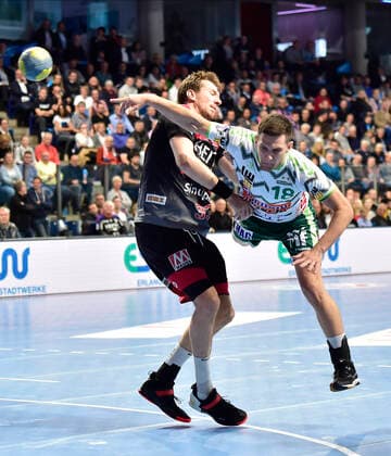 10.10.2019 - Handball - 1. Bundesliga DKB HBL - Saison 2019 2020 - 08. Spieltag: HC Erlangen Metropolregion Nürnberg HCE - FA Göppingen - OGo - Nikolai Link (33, HC Erlangen HCE ) Josip Peric (18, Frisch Auf Göppingen )