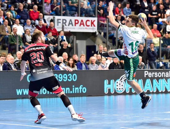 10.10.2019 - Handball - 1. Bundesliga DKB HBL - Saison 2019 2020 - 08. Spieltag: HC Erlangen Metropolregion Nürnberg HCE - FA Göppingen - OGo - Nico Büdel (20, HC Erlangen ) Josip Peric (18, Frisch Auf Göppingen )