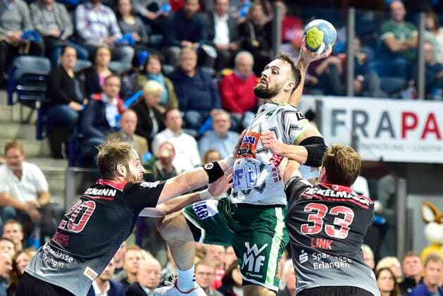 10.10.2019 - Handball - 1. Bundesliga DKB HBL - Saison 2019 2020 - 08. Spieltag: HC Erlangen Metropolregion Nürnberg HCE - FA Göppingen - OGo - Nico Büdel (20, HC Erlangen ) Tim Kneule (4, Frisch Auf Göppingen ) Nikolai Link (33, HC Erlangen HCE )