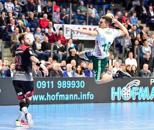 10.10.2019 - Handball - 1. Bundesliga DKB HBL - Saison 2019 2020 - 08. Spieltag: HC Erlangen Metropolregion Nürnberg HCE - FA Göppingen - OGo - Nico Büdel (20, HC Erlangen ) Josip Peric (18, Frisch Auf Göppingen )