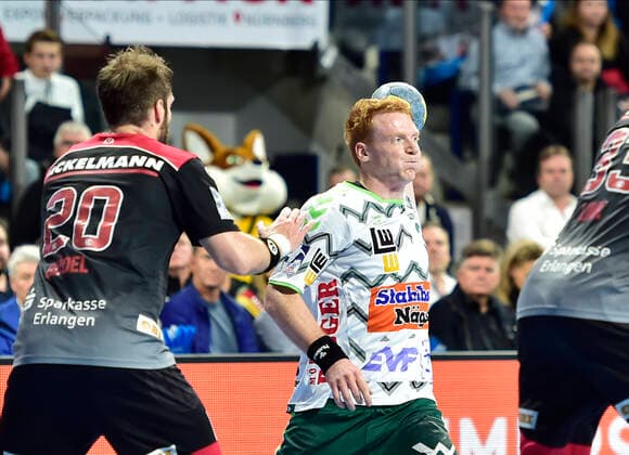 10.10.2019 - Handball - 1. Bundesliga DKB HBL - Saison 2019 2020 - 08. Spieltag: HC Erlangen Metropolregion Nürnberg HCE - FA Göppingen - OGo - Nico Büdel (20, HC Erlangen ) Nicolai Theilinger (3, Frisch Auf Göppingen )