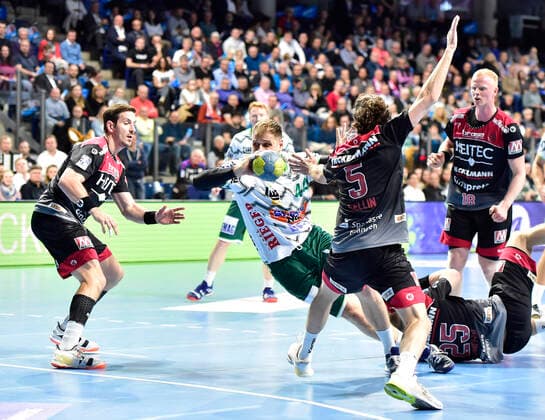 10.10.2019 - Handball - 1. Bundesliga DKB HBL - Saison 2019 2020 - 08. Spieltag: HC Erlangen Metropolregion Nürnberg HCE - FA Göppingen - OGo - Michael Haaß Haass (13, HC Erlangen HCE ) Kresimir Kozina (44, Frisch Auf Göppingen )