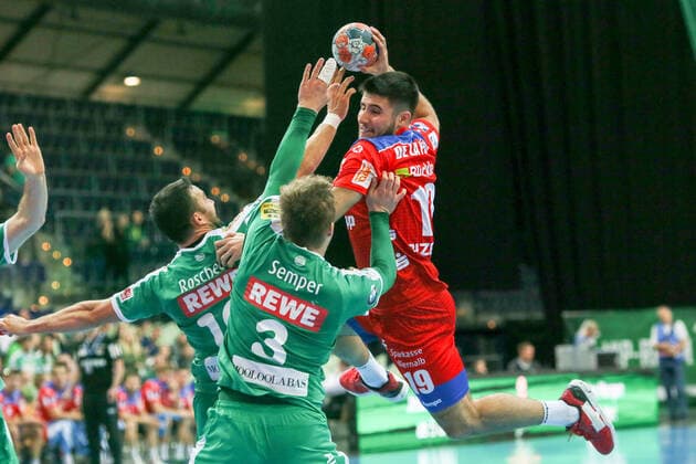 DHfK - Balingen Handball Leipzig, 10.10.2019, Arena Leipzig, Handball, 1. Bundesliga, 9. Spieltag , SC DHfK - HBW Balingen-Weilstetten , Im Bild v.l.: Bastian Roscheck (19, Leipzig), Franz Semper (3, Leipzig) und Juan de la Pena (19, Balingen),