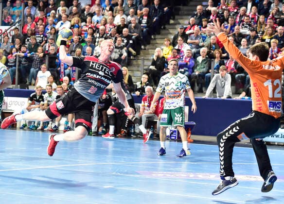 10.10.2019 - Handball - 1. Bundesliga DKB HBL - Saison 2019 2020 - 08. Spieltag: HC Erlangen Metropolregion Nürnberg HCE - FA Göppingen - OGo - Sebastian Firnhaber (18, HC Erlangen HCE ) Daniel Rebmann (12, Frisch Auf Göppingen )