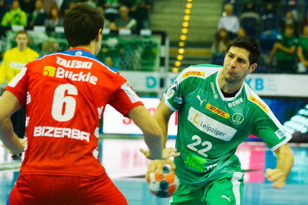 LIQUI MOLY Handball-Bundesliga 2019 2020, 9. Spieltag, SC DHfK Leipzig vs. HBW Balingen-Weilstetten (10.10.2019) Marko Mamic (Rueckraumspieler DHfK Leipzig, Rueckennummmer 22) (re.) gegen Filip Taleski (Rueckraumspieler Balingen-Weilstetten, Rueckennummer ) (li.) im Handball-Bundesliga-Spiel Leipzig gegen Balingen-Weilstetten Leipzig Sachsen Deutschland Arena Leipzig