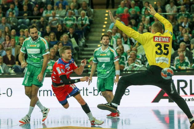 DHfK - Balingen Handball Leipzig, 10.10.2019, Arena Leipzig, Handball, 1. Bundesliga, 9. Spieltag , SC DHfK - HBW Balingen-Weilstetten , Im Bild v.l.: Oddur Gretarsson (14, Balingen) und Torhüter Joel Birlehm (35, Leipzig) ,