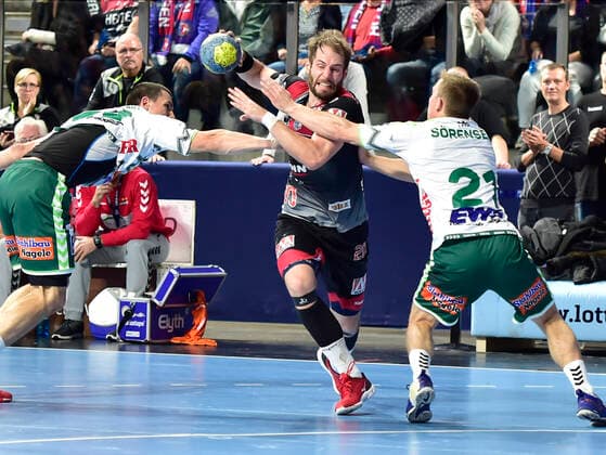 10.10.2019 - Handball - 1. Bundesliga DKB HBL - Saison 2019 2020 - 08. Spieltag: HC Erlangen Metropolregion Nürnberg HCE - FA Göppingen - OGo - Nico Büdel (20, HC Erlangen ) Tim Sörensen (21, Frisch Auf Göppingen )