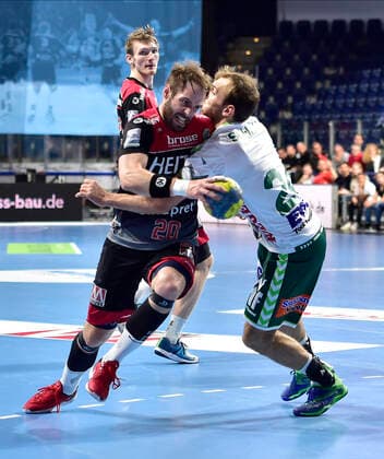 10.10.2019 - Handball - 1. Bundesliga DKB HBL - Saison 2019 2020 - 08. Spieltag: HC Erlangen Metropolregion Nürnberg HCE - FA Göppingen - OGo - Nico Büdel (20, HC Erlangen ) Marcel Schiller (24, Frisch Auf Göppingen )