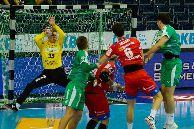 LIQUI MOLY Handball-Bundesliga 2019 2020, 9. Spieltag, SC DHfK Leipzig vs. HBW Balingen-Weilstetten (10.10.2019) Joel Birlehm (Tormann DHfK Leipzig, Rueckennummmer 35) (li.) pariert einen Torwurf von Filip Taleski (Rueckraumspieler Balingen-Weilstetten, Rueckennummer ) (Mitte) im Handball-Bundesliga-Spiel Leipzig gegen Balingen-Weilstetten Leipzig Sachsen Deutschland Arena Leipzig