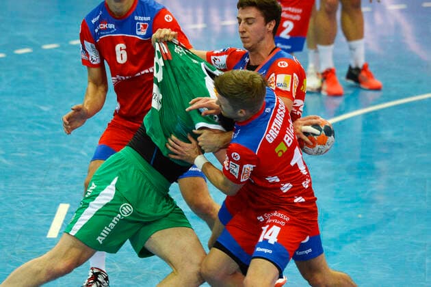 LIQUI MOLY Handball-Bundesliga 2019 2020, 9. Spieltag, SC DHfK Leipzig vs. HBW Balingen-Weilstetten (10.10.2019) Zweikampf zwischen Maciej Gebala (Kreislaeufer DHfK Leipzig, Rueckennummmer 28) (Mitte) gegen Oddur Gretarsson (Aussenspieler Balingen-Weilstetten, Rueckennummer 14) und Lukas Saueressig (Rueckraumspieler Balingen-Weilstetten, Rueckennummer 26) im Handball-Bundesliga-Spiel Leipzig gegen Balingen-Weilstetten Leipzig Sachsen Deutschland Arena Leipzig