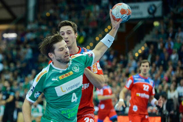 LIQUI MOLY Handball-Bundesliga 2019 2020, 9. Spieltag, SC DHfK Leipzig vs. HBW Balingen-Weilstetten (10.10.2019) Torwurf Patrick Wiesmach (Aussenspieler DHfK Leipzig, Rueckennummmer 4) (li.) gegen Lukas Saueressig (Rueckraumspieler Balingen-Weilstetten, Rueckennummer 26) (re.) im Handball-Bundesliga-Spiel Leipzig gegen Balingen-Weilstetten Leipzig Sachsen Deutschland Arena Leipzig