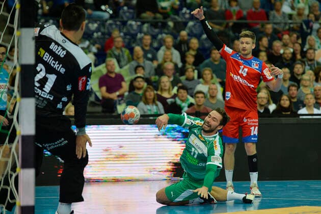 LIQUI MOLY Handball-Bundesliga 2019 2020, 9. Spieltag, SC DHfK Leipzig vs. HBW Balingen-Weilstetten (10.10.2019) Torwurf Lukas Binder (Aussenspieler DHfK Leipzig, Rueckennummmer 11) (Mitte re.) gegen Vladimir Bozic (Tormann Balingen-Weilstetten, Rueckennummer 21) (li.) und Oddur Gretarsson (Aussenspieler Balingen-Weilstetten, Rueckennummer 14) (re.) im Handball-Bundesliga-Spiel Leipzig gegen Balingen-Weilstetten Leipzig Sachsen Deutschland Arena Leipzig