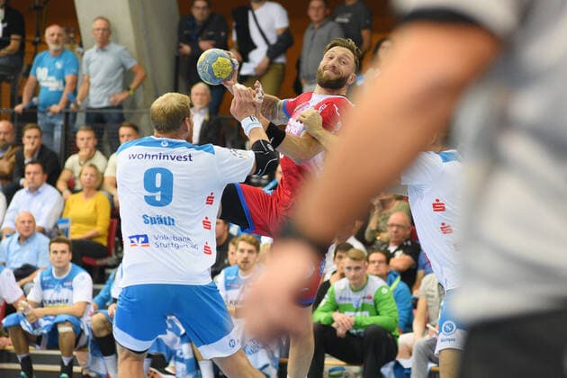 Fabian van Olphen (TVB Lemgo-Lippe 10) gegen Manuel Spaeth (TVB 1898 Stuttgart 9) Handball, Maenner, DKB , LIQUI MOLY Handball Bundesliga, 10.10.2019, Foto:TBaur Eibner TVB 1898 Stuttgart vs. TBV Lemgo-Lippe Stuttgart Copyright: xEIBNER TobiasxBaurx EP_TBR