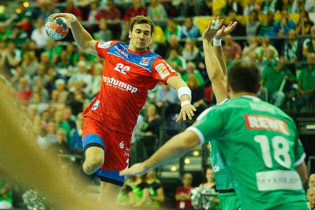 LIQUI MOLY Handball-Bundesliga 2019 2020, 9. Spieltag, SC DHfK Leipzig vs. HBW Balingen-Weilstetten (10.10.2019) Jona Schoch (Rueckraumspieler Balingen-Weilstetten, Rueckennummer 22) (li.) beim Torwurf gegen Philipp Mueller (Rueckraumspieler DHfK Leipzig, Rueckennummmer 18) (li.) im Handball-Bundesliga-Spiel Leipzig gegen Balingen-Weilstetten Leipzig Sachsen Deutschland Arena Leipzig