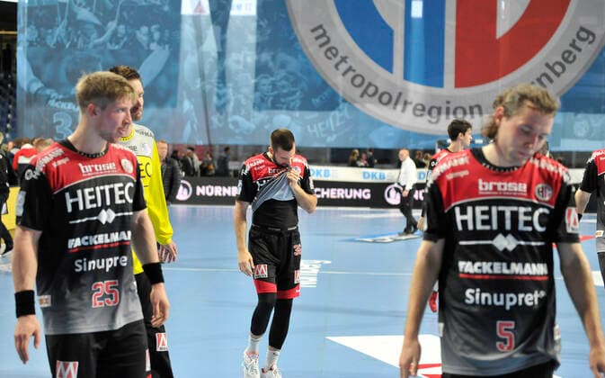 10.10.2019 - Handball - 1. Bundesliga DKB HBL - Saison 2019 2020 - 08. Spieltag: HC Erlangen Metropolregion Nürnberg HCE - FA Göppingen - OGo - Jan Schäffer (25, HC Erlangen HCE ) Florian von Gruchalla (36, HC Erlangen HCE ) Johannes Sellin (5, HC Erlangen HCE ) enttäuscht Enttäuschung nach Spielende