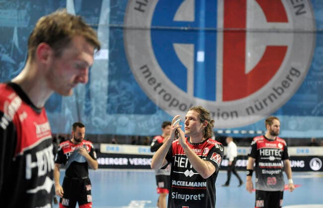 10.10.2019 - Handball - 1. Bundesliga DKB HBL - Saison 2019 2020 - 08. Spieltag: HC Erlangen Metropolregion Nürnberg HCE - FA Göppingen - OGo - Antonio Metzner (27, HC Erlangen HCE ) Johannes Sellin (5, HC Erlangen HCE ) Einzelbild Einzelfoto nach Spielende