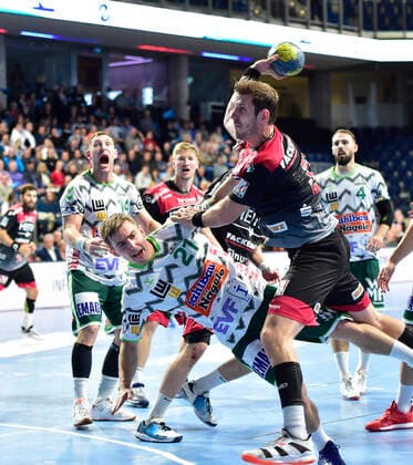 10.10.2019 - Handball - 1. Bundesliga DKB HBL - Saison 2019 2020 - 08. Spieltag: HC Erlangen Metropolregion Nürnberg HCE - FA Göppingen - OGo - Tim Sörensen (21, Frisch Auf Göppingen ) Michael Haaß Haass (13, HC Erlangen HCE )