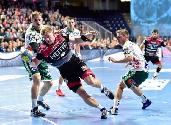 10.10.2019 - Handball - 1. Bundesliga DKB HBL - Saison 2019 2020 - 08. Spieltag: HC Erlangen Metropolregion Nürnberg HCE - FA Göppingen - OGo - Kresimir Kozina (44, Frisch Auf Göppingen ) Jan Schäffer (25, HC Erlangen HCE )