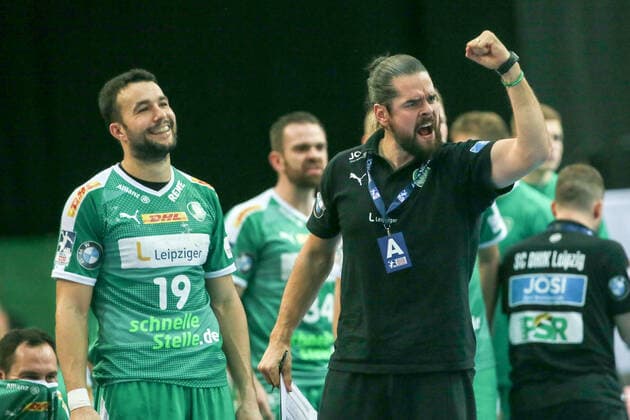 DHfK - Balingen Handball Leipzig, 10.10.2019, Arena Leipzig, Handball, 1. Bundesliga, 9. Spieltag , SC DHfK - HBW Balingen-Weilstetten 27:26 (10:14) , Im Bild v.l.: Bastian Roscheck (19, Leipzig) und Co-Trainer Milos Putera (Leipzig) ,