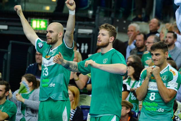 LIQUI MOLY Handball-Bundesliga 2019 2020, 9. Spieltag, SC DHfK Leipzig vs. HBW Balingen-Weilstetten (10.10.2019) Maximilian Janke (Rueckraumspieler DHfK Leipzig, Rueckennummmer 13), Gregor Remke (Rueckraumspieler DHfK Leipzig, Rueckennummmer 25), Lucas Krzikalla (Aussenspieler DHfK Leipzig, Rueckennummmer 8) (v.l.n.r.) bejubeln den DHfK-Sieg im Handball-Bundesliga-Spiel Leipzig gegen Balingen-Weilstetten Leipzig Sachsen Deutschland Arena Leipzig