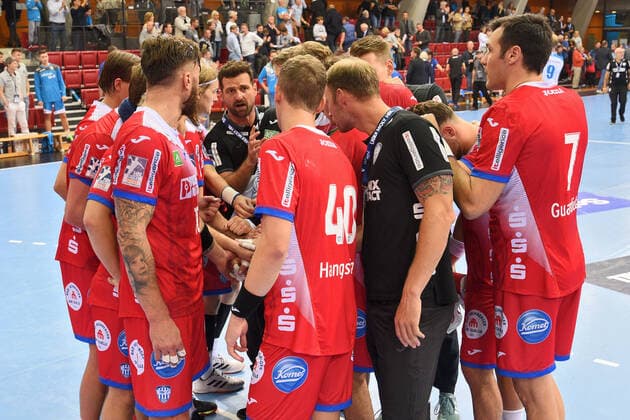der Kreis der Lemgoer nach dem Spiel Handball, Maenner, DKB , LIQUI MOLY Handball Bundesliga, 10.10.2019, Foto:TBaur Eibner TVB 1898 Stuttgart vs. TBV Lemgo-Lippe Stuttgart Copyright: xEIBNER TobiasxBaurx EP_TBR