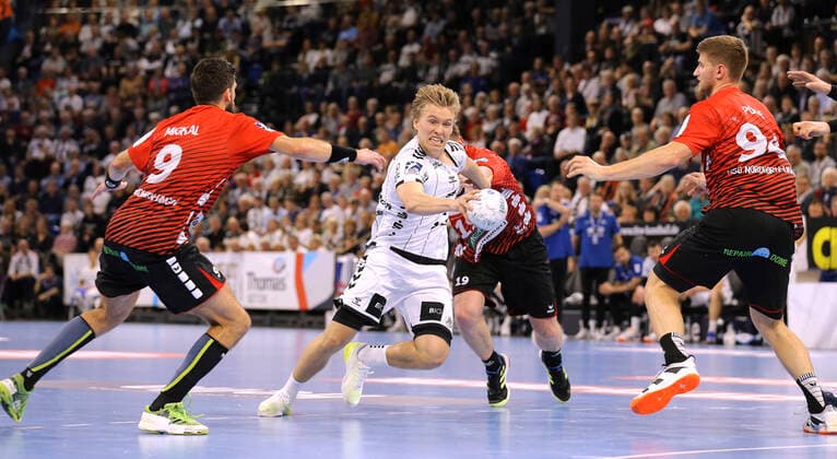 Sport Themen der Woche KW41 Sport Bilder des Tages Foto : Torwurf von Gisli Kristjansson ( THW ) gegen Pavel MICKAL und rechts Georg PÖHLE Handball Herren 1. Bundesliga am Do. 10.10.2019 THW Kiel - HSG Nordhorn Lingen 31 - 23