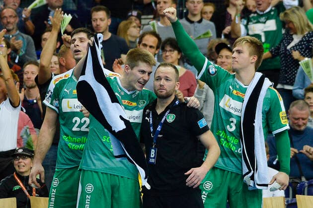 LIQUI MOLY Handball-Bundesliga 2019 2020, 9. Spieltag, SC DHfK Leipzig vs. HBW Balingen-Weilstetten (10.10.2019) Marko Mamic (Rueckraumspieler DHfK Leipzig, Rueckennummmer 22), Viggo Kristjansson (Rueckraumspieler DHfK Leipzig, Rueckennummmer 73), Andre Haber (Trainer SC DHfK Leipzig), Franz Semper (Rueckraumspieler DHfK Leipzig, Rueckennummmer 3) (v.l.n.r.) bejubeln den DHfK-Sieg im Handball-Bundesliga-Spiel Leipzig gegen Balingen-Weilstetten Leipzig Sachsen Deutschland Arena Leipzig